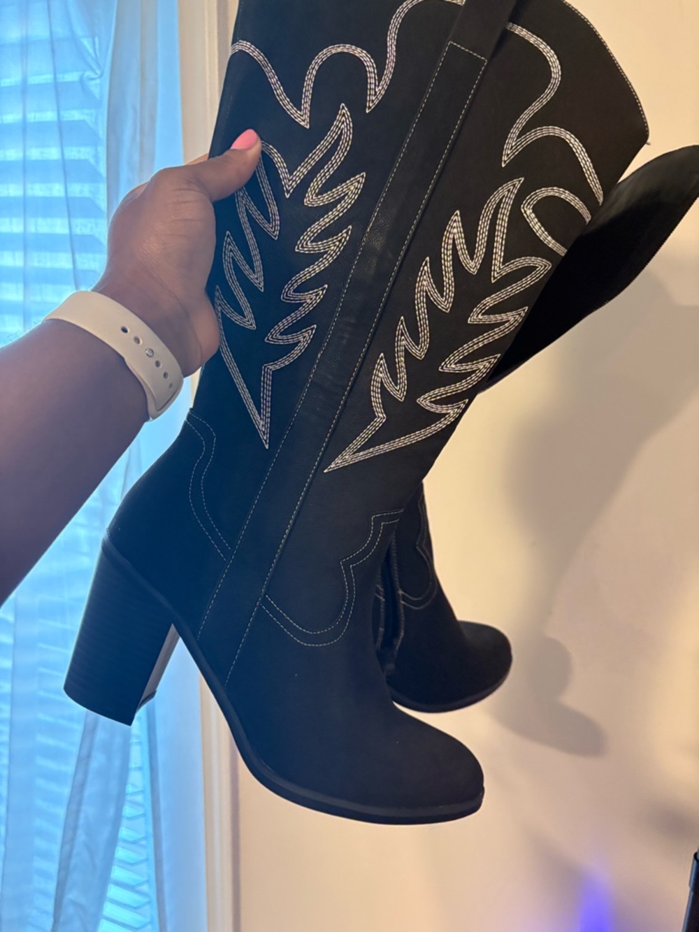 Women's Black Western-Style Heeled Pull-On Boots with Contrast Stitching